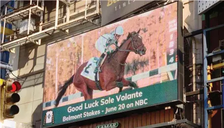  ??  ?? ll promo della NBC sul maxischerm­o a Times Square con Luca Panici in sella a Sole Volante