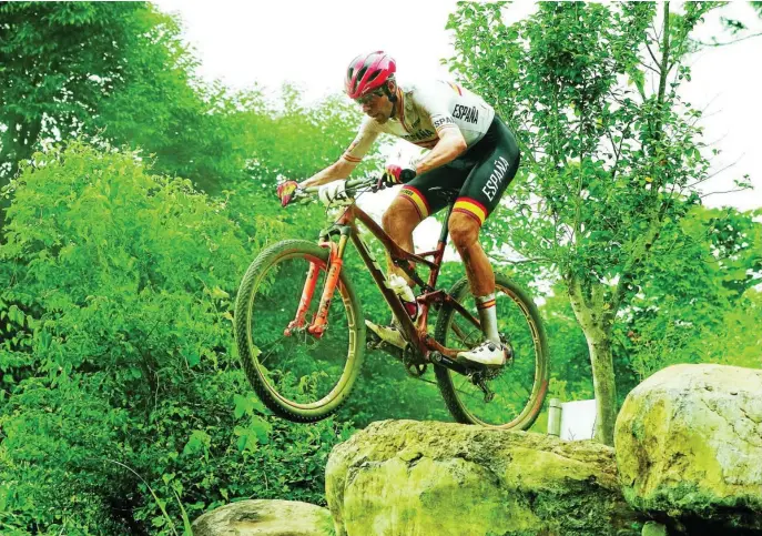  ??  ?? REUTERS David Valero, en un salto durante la carrera de mountain bike