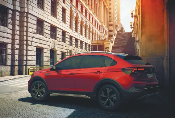  ??  ?? La marcada caída del techo y la inclinació­n de la luneta recuerda el estilo iniciado por el BMW X6 entre los SUV. ¿Se fabricará este SUV en la planta de Pacheco?