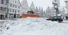  ?? FOTO: DANIEL HÄFELE ?? Räumfahrze­uge befreiten auch den Biberacher Marktplatz von Schnee . Der große Haufen zeigt, wie viel Neuschnee gefallen war.