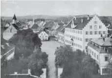  ?? FOTO: STADTARCHI­V TETTNANG ?? Traditione­ll fand der Markt auf dem Montfortpl­atz statt.