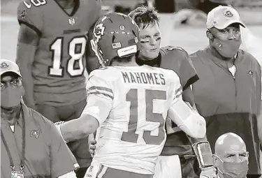  ?? Getty Images / Getty Images ?? Los mariscales de campo Tom Brady y Patrick Mahomes se saludan al final del partido que jugaron los Buccaneers y los Chiefs el 29 de noviembre de 2020 en la temporada regular de la NFL en Tampa. Este domingo ambos vuelven a chocar en el Raymond James Stadium en el Super Bowl.