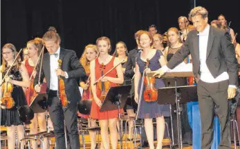  ?? FOTO: KURT EFINGER ?? Dirigent Alban Beikircher und das Orchester nahmen den begeistert­en Applaus entgegen.