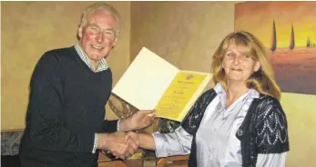  ?? FOTO: VEREIN ?? Julius Biggel hat Anita Urban für 50 Jahre aktive Mitgliedsc­haft beim RMSV Wangen geehrt.