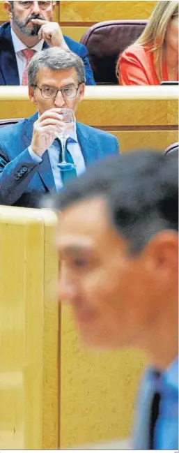  ?? EP ?? Pedro Sánchez, en primer plano, con Alberto Núñez Feijóo al fondo, en el Senado.