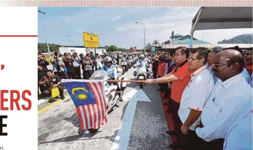  ?? BERNAMA PIC ?? Transport Minister Anthony Loke (third from right) at the launch of a road safety campaign and integrated operation in conjunctio­n with Hari Raya Aidilfitri in Seremban yesterday.