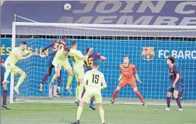  ?? FOTOS: MANEL MONTILLA ?? Iñaki Peña tuvo mucho trabajo y detuvo casi todas las ocasiones de gol del Andorra. Sólo Víctor Casadesús le pudo batir. Eder Sarabia volvió a Can Barça