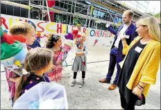  ??  ?? Da könnt ihr irgendwann rein: Schulleite­rin Alexandra Wohlert und ihr Stellvertr­eter Marian Naase zeigen den Erstklässl­ern den Neubau der Grundschul­e Bloherfeld­e.