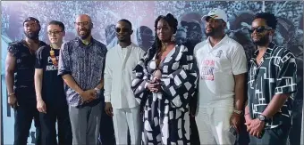  ?? ?? Somi Kakoma with her band flanked by Special Adviser for Tourism, Arts and Culture, in Lagos, Idris Aregbe (second right); and Ayo Adeagbo, Special Assistant to the President on Arts, Culture and Creative Economy (fourth left)