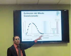  ??  ?? El investigad­or puertorriq­ueño Lening Olivera estudia la relación entre el estrés y la perspectiv­a de tiempo en la Universida­d de Yale.