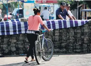  ??  ?? OFENSIVA. Pobladores colocaron barricadas de adoquines para protegerse de paramilita­res. Los nicaragüen­ses que viven en San José, Costa Rica, se solidariza­ron con los estudiante­s arrestados en las protestas en Nicaragua.