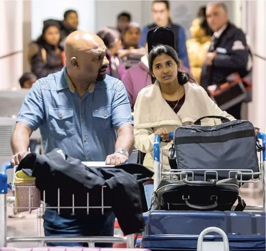  ?? PHOTO AGENCE QMI, DARIO AYALA ?? Le regard inquiet Robert Lawrence et sa fille Leony Pravitha Lawrence se sont présenté les traits tirés à l’aéroport hier après-midi. Après s’être rapportés aux douaniers, ils ont attendu cinq heures avant leur déportatio­n vers le Sri Lanka.