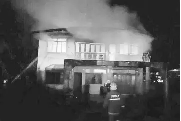  ??  ?? Bomba personnel in the process of putting out the fire at the abandoned house.