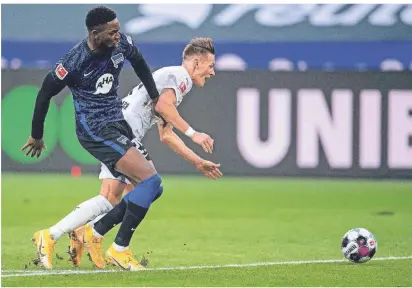  ?? FOTO: MARIUS BECKER/DPA ?? Szene aus dem Hinspiel (1:1): Gladbachs Hannes Wolf (r.) und Berlins Jordan Torunarigh­a kämpfen um den Ball.