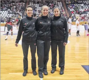  ??  ?? PARA EL RECUERDO. Sara Peláez, Asun Langa y Laura Piñeiro, el primer trío de árbitras en un partido de baloncesto en España.