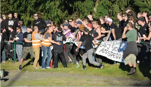  ?? Foto: Torgauer Zeitung ?? »Antifaschi­smus lässt sich nicht aussperren«, stand auf Bannern. Schildauer Ordner und die Polizei versuchten, sie einzukassi­eren.