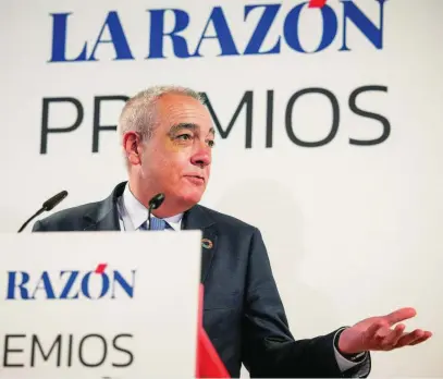  ?? ?? Pere Navarro, delegado especial del Estado en el CZFB, recibe el premio de LA RAZÓN