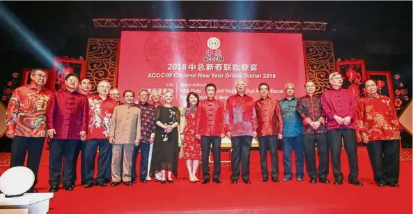  ??  ?? Standing together: Najib and Bai Tian (second from left) posing with the other invited guests at ACCCIM’s CNY dinner on Feb 24.