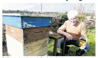  ??  ?? Guy Jégu présente ses pièges auprès d’une de ses ruches.