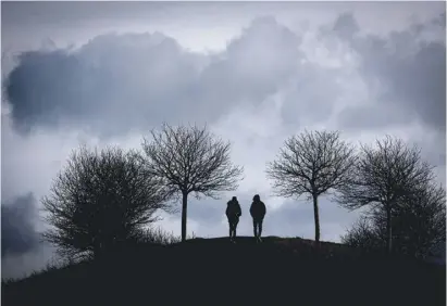  ?? Foto: dpa ?? Ein Spaziergan­g kann ein guter Moment sein, um das Gespräch zu suchen.