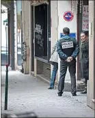  ??  ?? Un policier dans la rue où se situait en 2013 le siège de Libération.