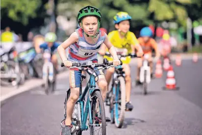  ?? FOTO: MATZERATH (ARCHIV) ?? Kleine Beine, kürzere Strecken – auch Kinder dürfen beim Triathlon am Wochenende mitmachen.