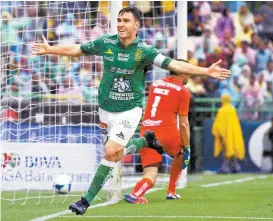  ??  ?? Mauro Boselli celebra uno de sus goles