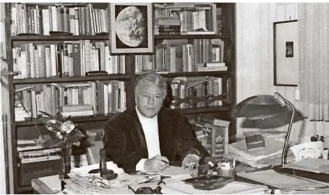  ?? FOTO: BERNARDI GENZANO ?? Der Journalist und Schriftste­ller Gustav René Hocke 1973 in seinem Arbeitszim­mer in Genzano di Roma.