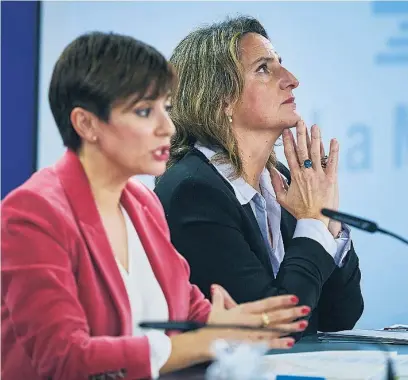  ?? ALBERTO R. ROLDÁN ?? Teresa Ribera junto a Isabel Rodríguez, en la sala de prensa de Moncloa