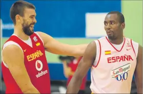  ?? FOTO: FEB ?? Marc, junto a Ibaka. Los Raptors contarán con el juego interior de la selección española