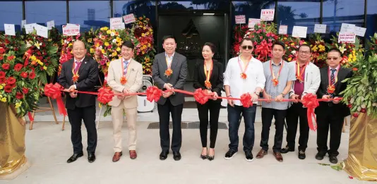  ??  ?? RIBBON-cutting of JINYI’s latest office led by (from left to right) Mr. Liu Jian Sen the VP of XCMG Internatio­nal, Mr. Jacky Fong the General Manager of JINYI, Mr. Li Lin, Ms. Alice Fong the Operations Manager of JINYI, Mr. Glenn Escandor the President of Royal Mandaya Hotel, Atty. Ven Lorenz Carskit on behalf of Senator Bong Go, and Mr. Macario Gonzaga, Regional Director, LTO Region 12.