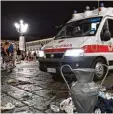  ?? Foto: dpa ?? Am Ende interessie­rte sich keiner mehr für den Cup. Ein Rettungswa­gen auf der Piazza San Carlo in Turin.