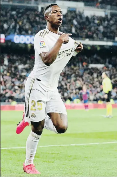  ?? GONZALO ARROYO MORENO / GETTY ?? Vinícius se señala el escudo del Madrid en la celebració­n del 1-0