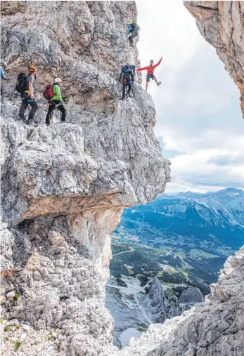  ?? FOTOS: SHY ?? Über dem Ampezzo-Tal mitten im Kletterste­ig Punta Anna. Der Bergführer hat natürlich keine Höhenangst.