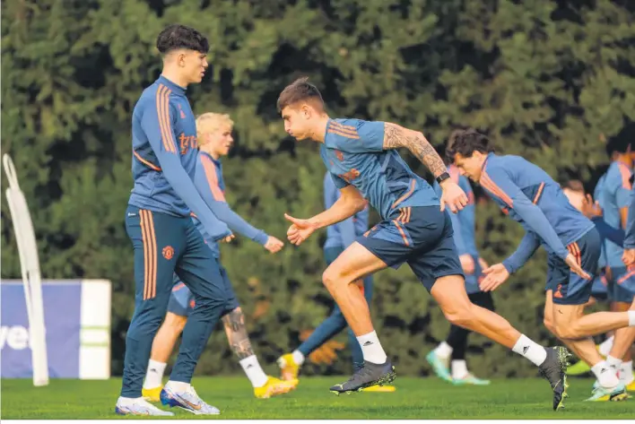  ?? ?? Los jugadores del Manchester United se entrenan ayer en territorio español.