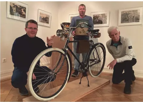  ?? FOTOS (3): WILP ?? Thomas Wolff, Norbert Schmitz und Jürgen Larisch (v.l.) mit einem „Presto“-Fahrrad aus dem Jahr 1929.