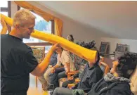  ?? FOTO: SENIORENHE­IM HEGE ?? Sechs Menschen mit Behinderun­g und sieben Senioren lernen das Didgeridoo kennen.