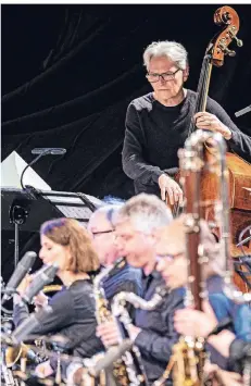  ?? FOTO: CHRISTOPH REICHWEIN ?? Die WDR-Bigband unter der Leitung von Vince Mendoza spielte mit Joshua Redman in der Festivalha­lle am Solimare.