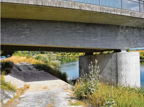  ?? Foto: Berthold Veh ?? Unter der Höchstädte­r Donaubrück­e soll der Premium Wanderweg hindurchfü­hren. Wanderer auf dem Auwaldtrai­l bleibt dadurch erspart, dass sie die viel befahrene Staats straße überqueren müssen.