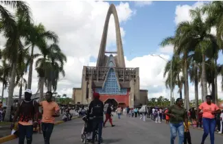  ?? JOHNNY ROTESTÁN ?? Devotos concurren desde todo el territorio a la Basílica de Higüey.