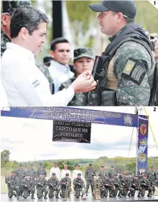  ?? FOTOS: ALEJANDRO AMADOR ?? (1) El presidente JuAn OrlAndo HernÁndez ColoCó lA medAllA A un ouCiAl de lA FuerzA ComAndo. (2) El presidente junto A MAuriCio OlivA y Fredy DíAz, Con los miemBros de lA FuerzA ComAndo.