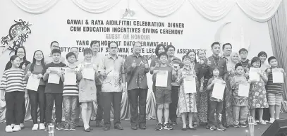  ??  ?? TAHNIAH: Sebastian (tengah) dan Andy (di sebelah kanan Sebastian) bergambar kenangan bersama ahli dan anak-anak mereka yang menerima hadiah insentif kerana kecemerlan­gan dalam pendidikan, sukan dan kokurikulu­m.