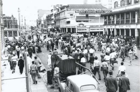  ??  ?? Crowds disperse during the 1949 race riots between Indians and Zulu impis in Durban.