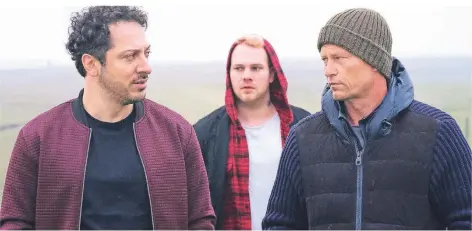  ?? FOTO: NDR ?? Die LKA-Kollegen Yalcin Gümer (Fahri Yardim, l.) und Nick Tschiller (Til Schweiger, r.) mit dem Kronzeugen Tom Nix (Ben Münchow) auf Neuwerk.