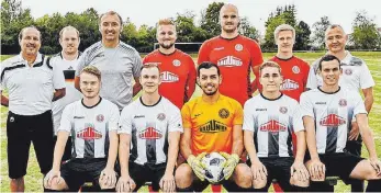  ?? FOTO: NICO PUDIMAT ?? Die SpVgg Trossingen geht mit einem anderen Trainertea­m als zuletzt und mit einigen neuen Spielern in die Saison 2018/19. Unser Bild zeigt hinten von links: Rosario Vetere (Co-Trainer), Fabian Keller (Betreuer), Mario Bibic (Trainer), Nico Peluso, Alexander Herzog, Maurice Merz, Markus Stegmann (Vorsitzend­er Sport). Vorne von links: Marius Schätzle, Fabio Saracino, Mustafa Avci, Matthias Ott, Alexander Herzog.