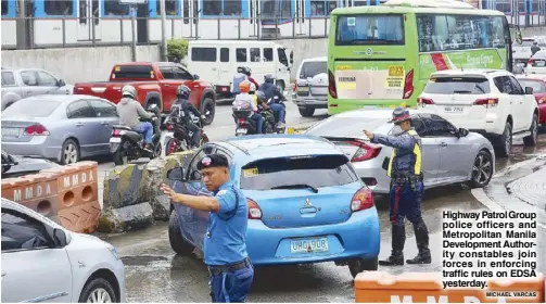  ?? MICHAEL VARCAS ?? Highway Patrol Group police officers and Metropolit­an Manila Developmen­t Authority constables join forces in enforcing traffic rules on EDSA yesterday.