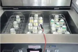  ?? ALONSO TENORIO ?? En el laboratori­o del banco de leche cuentan con una máquina pasteuriza­dora automática para realizar este proceso a la leche donada. Foto: Alonso Tenorio.