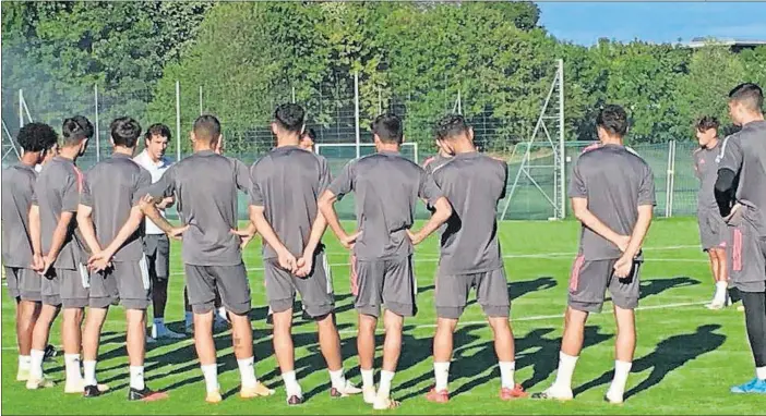  ??  ?? Raúl da instruccio­nes a sus los juveniles madridista­s durante uno de los entrenamie­ntos previos a la final de hoy contra el Benfica.