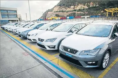  ?? LLIBERT TEIXIDÓ / ARCHIVO ?? Coches de Seat en el puerto de Barcelona, listos para su exportació­n