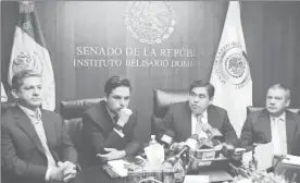  ??  ?? Los senadores Luis Humberto Fernández, Zoé Robledo, Miguel Barbosa y Raúl Morón afirmaron que la detención del ex gobernador Javier Duarte de Ochoa fue pactada ■ Foto Yazmín Ortega Cortés ■ Foto Crédito